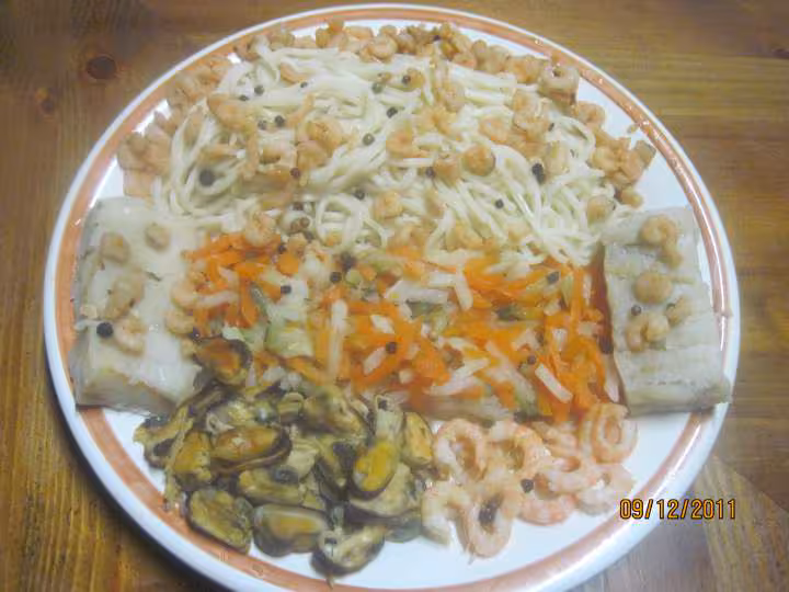 Pates chinoise aux legumes de julienne et fruits mer