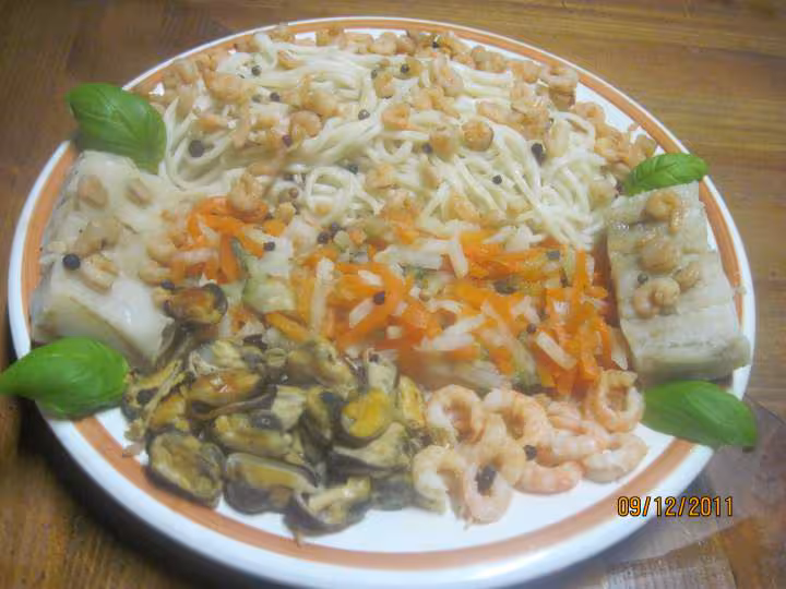 Pates chinoise aux legumes de julienne et fruits mer