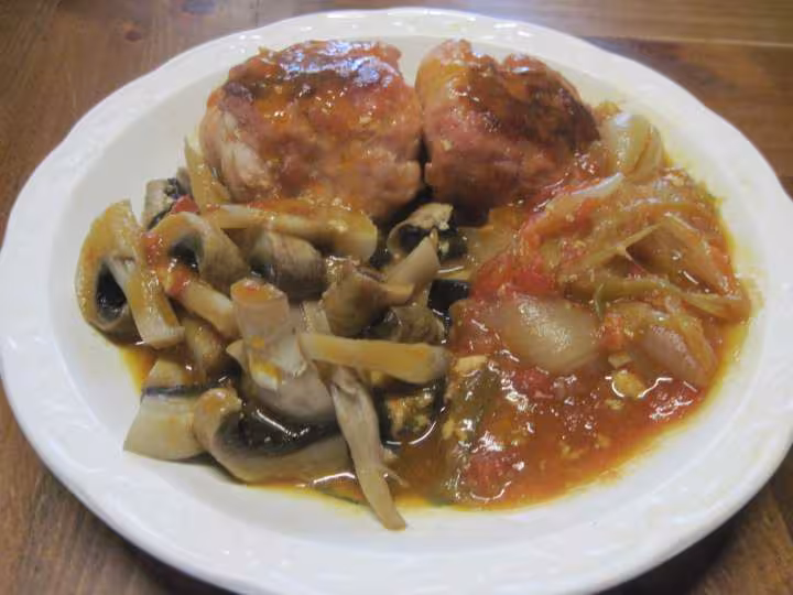 Paupiettes de porc aux legumes a la sauce tomate