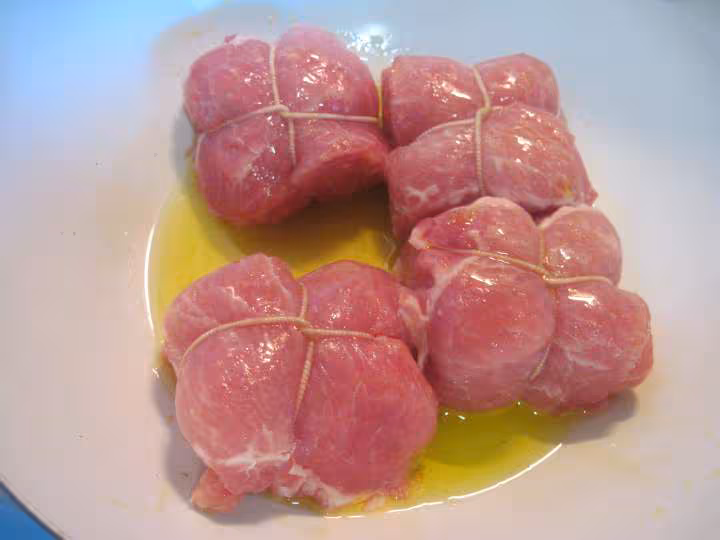 Paupiettes de porc aux legumes a la sauce tomate