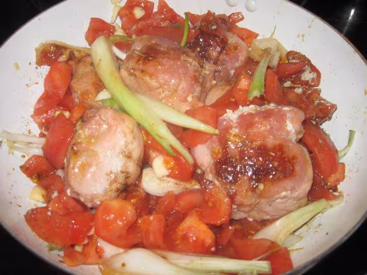 Paupiettes de porc aux legumes a la sauce tomate