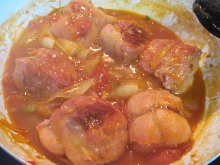 Paupiettes de porc aux legumes a la sauce tomate