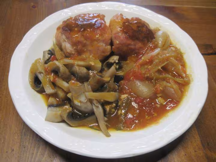 Paupiettes de porc aux legumes a la sauce tomate