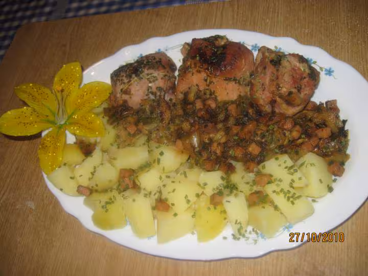 Paupiettes de porc cuites sur un lit de oireaux