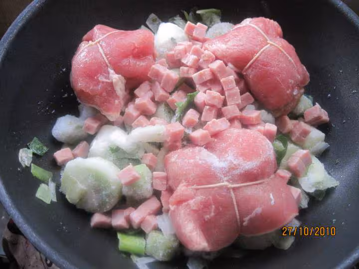 Paupiettes de porc cuites sur un lit de oireaux