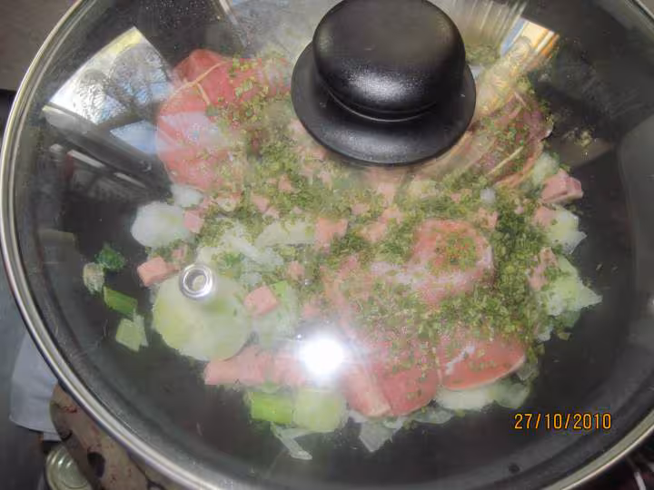 Paupiettes de porc cuites sur un lit de poireaux