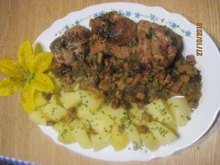 Paupiettes de porc cuites sur un lit de poireaux