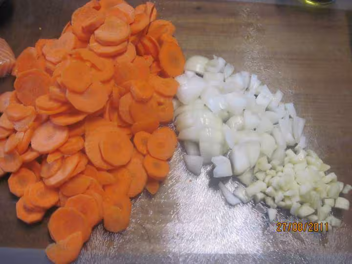 Paves de saumon rose sur un lit de carottes