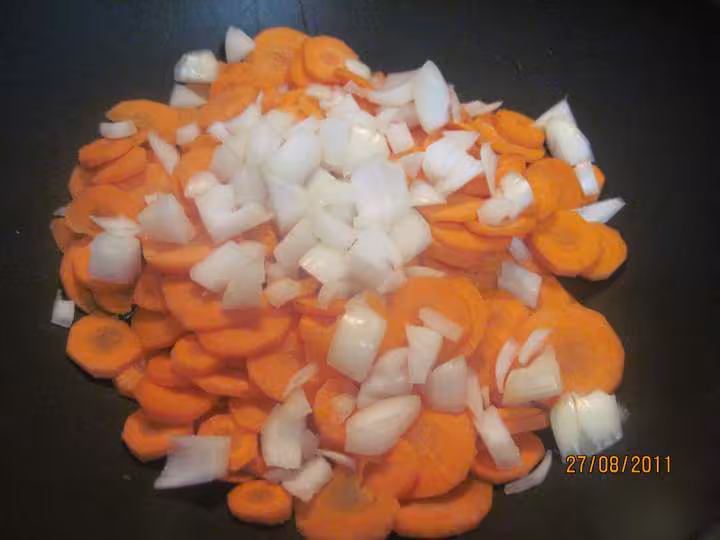 Paves de saumon rose sur un lit de carottes