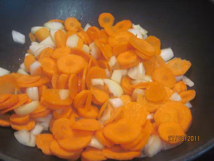 Paves de saumon rose sur un lit de carottes