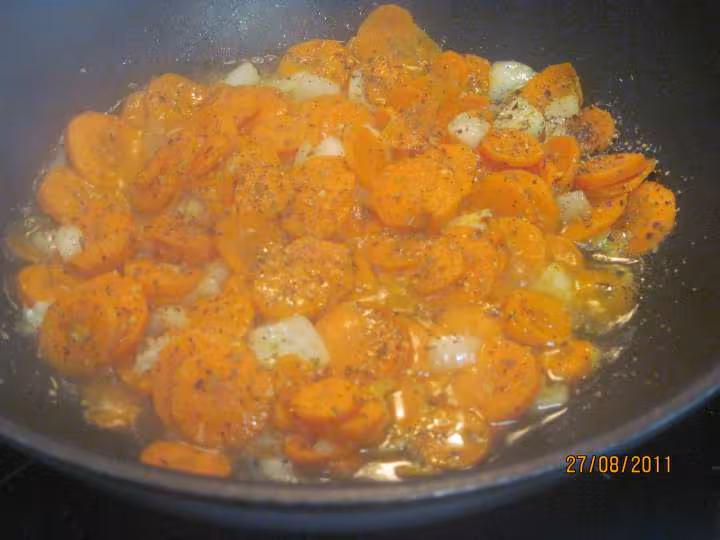 Paves de saumon rose sur un lit de carottes