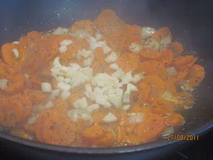 Paves de saumon rose sur un lit de carottes