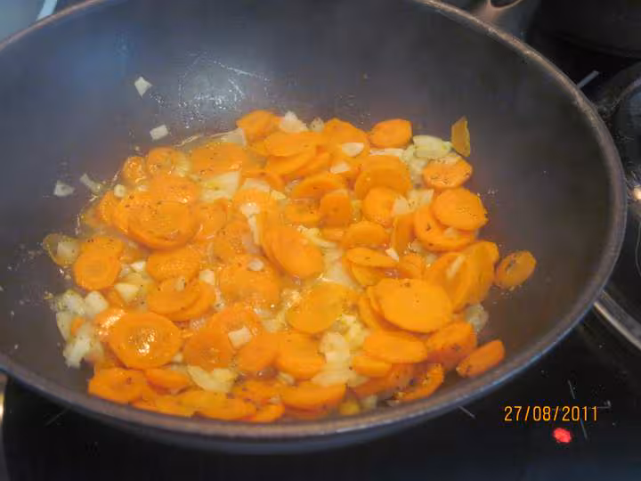 Paves de saumon rose sur un lit de carottes