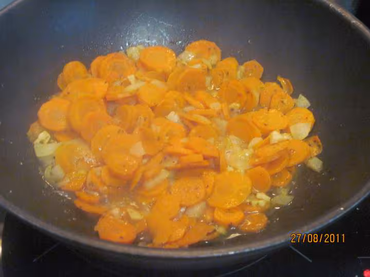 Paves de saumon rose sur un lit de carottes