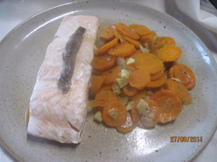 Paves de saumon rose sur un lit de carottes