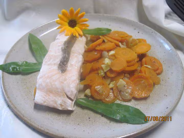 Paves de saumon rose sur un lit de carottes
