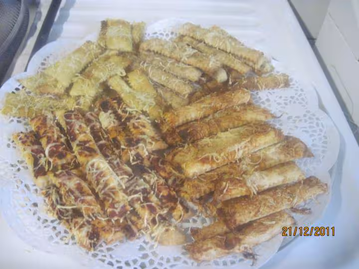 Petites baguettes feuilletes aux epices sales