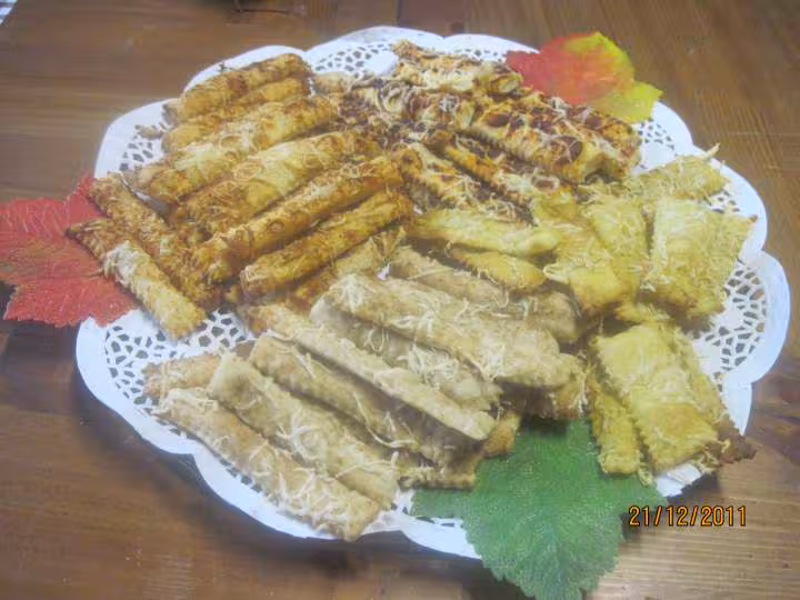 Petites baguettes feuilletes aux epices sales