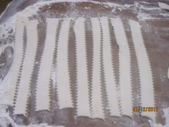 Petites baguettes feuilletes aux epices sales
