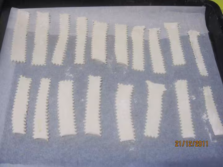 Petites baguettes feuilletes aux epices sales
