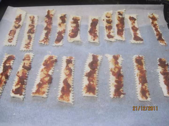 Petites baguettes feuilletes aux epices sales
