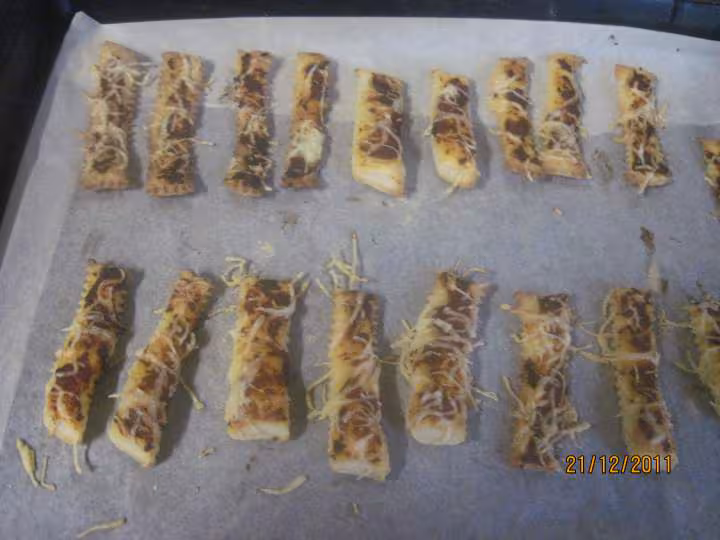 Petites baguettes feuilletes aux epices sales