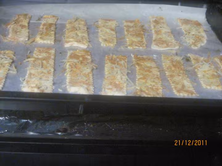 Petites baguettes feuilletes aux epices sales