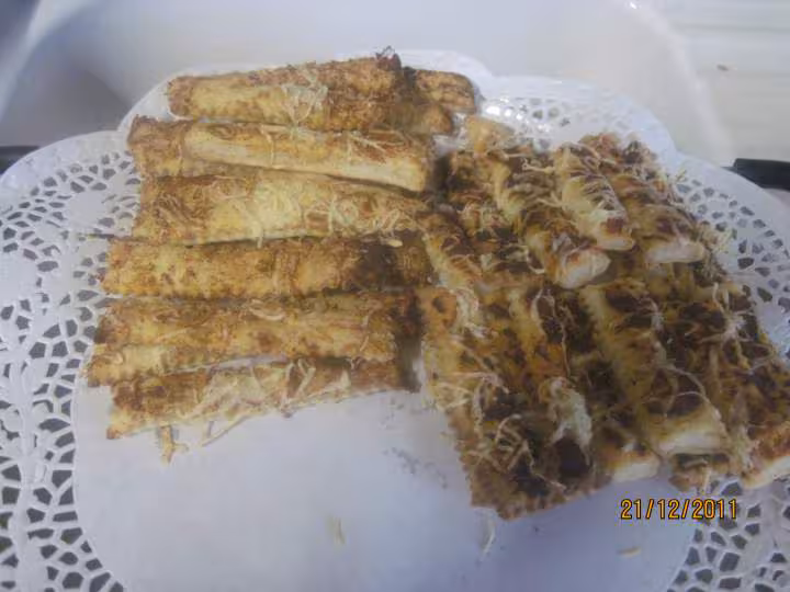 Petites baguettes feuilletes aux epices sales