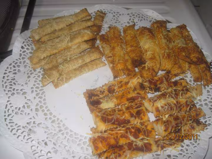 Petites baguettes feuilletes aux epices sales