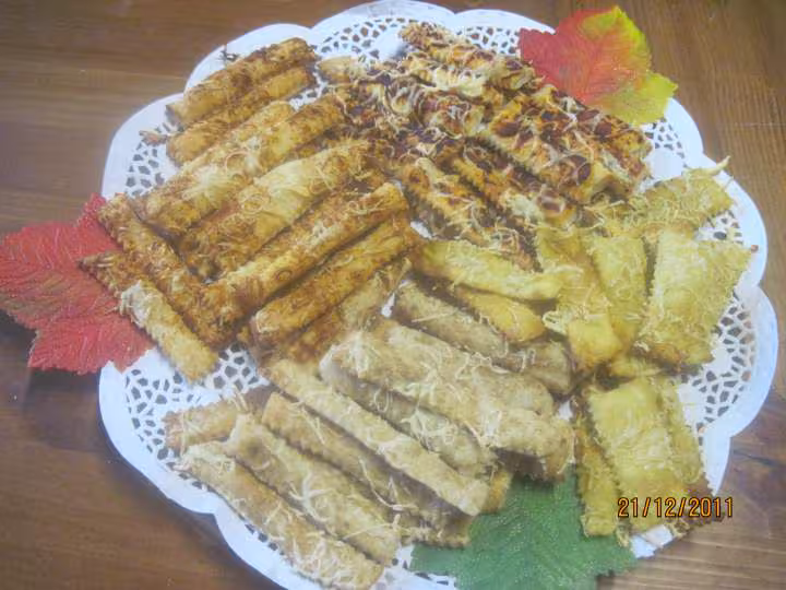 Petites baguettes feuilletes aux epices sales