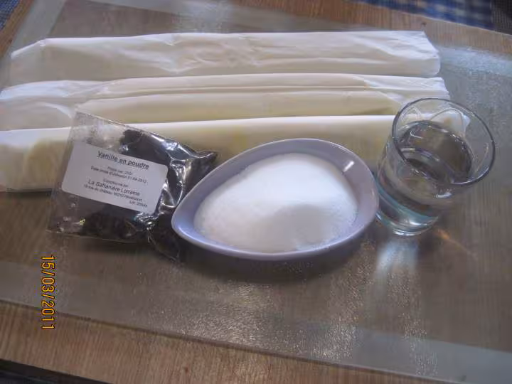 Petits gateaux feuilletees a la vanille