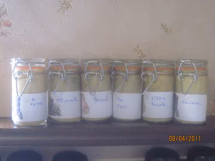 Petits pots de moutarde assaisonnees