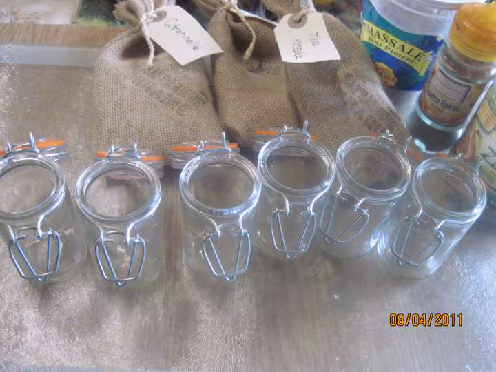 Petits pots de moutarde assaisonnees