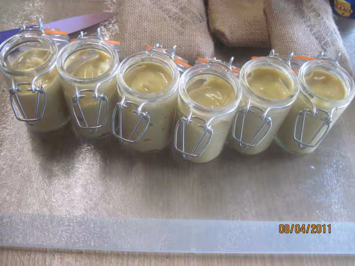 Petits pots de moutarde assaisonnees