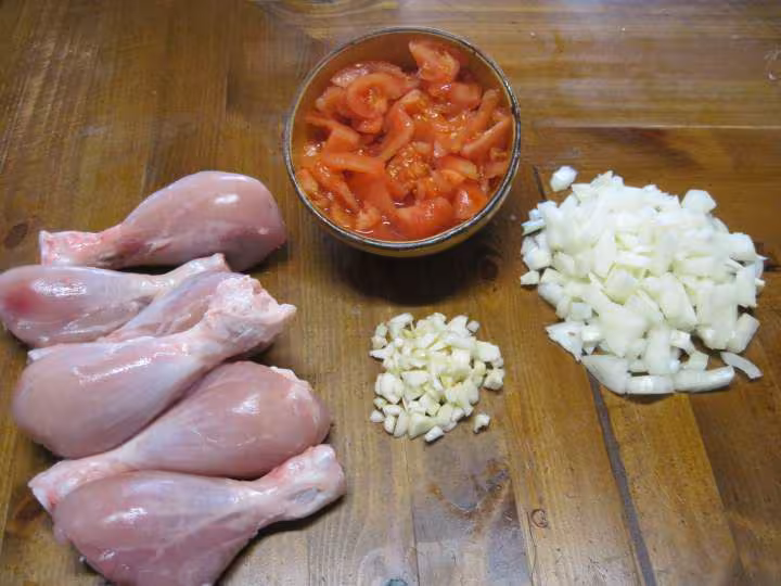 Pillons de poulet a la sauce tomate