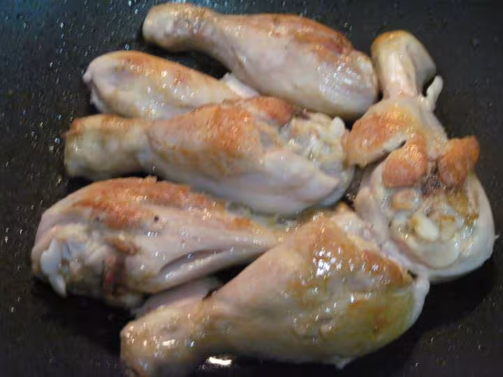 Pillons de poulet a la sauce tomate