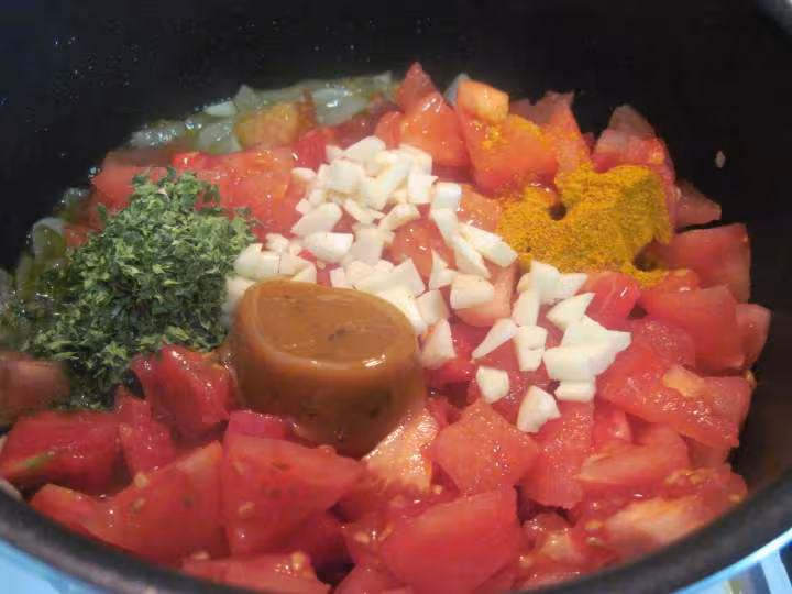Pilons de poulet a la sauce tomate et curcuma