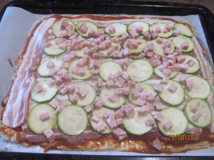 Pizza a la viande de porc et varies de legumes