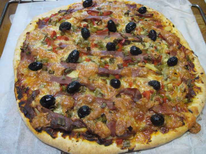 Pizza au jambon cru et tranches de bambou