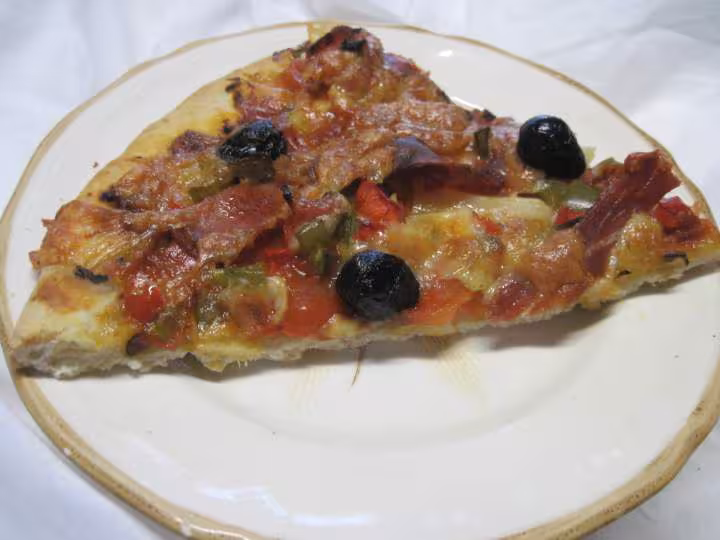 Pizza au jambon cru et tranches de bambou