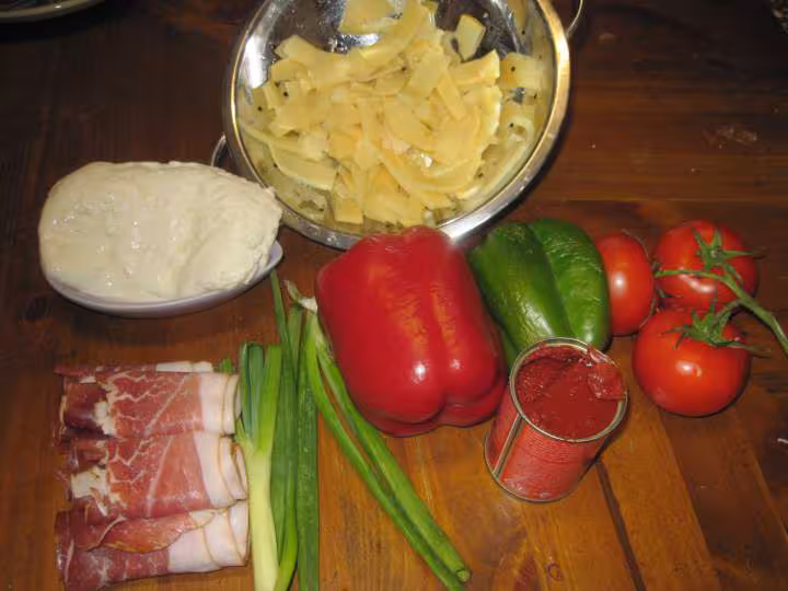 Pizza au jambon cru et tranches de bambou