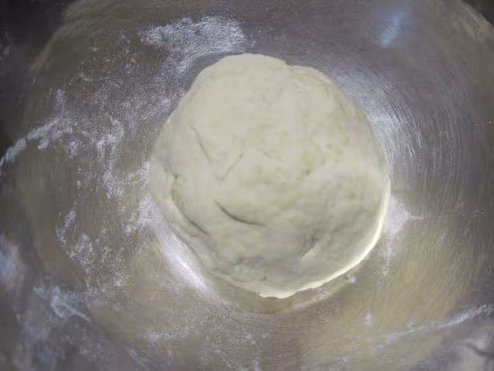 Pizza au jambon cru et tranches de bambou