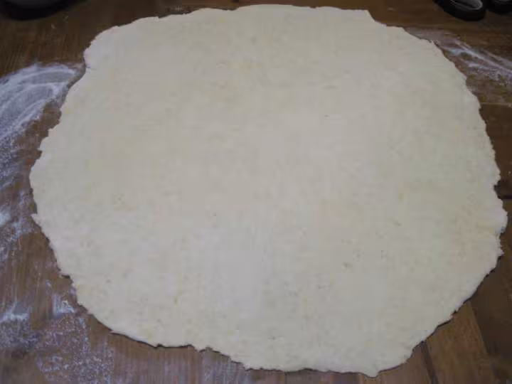 Pizza au jambon cru et tranches de bambou