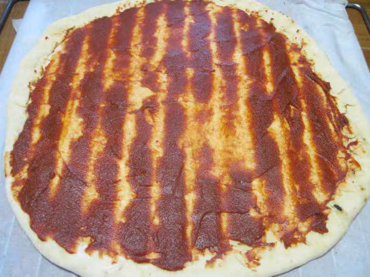 Pizza au jambon cru et tranches de bambou