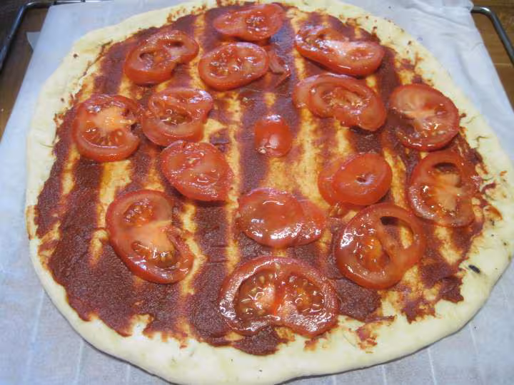 Pizza au jambon cru et tranches de bambou