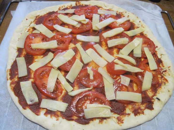 Pizza au jambon cru et tranches de bambou