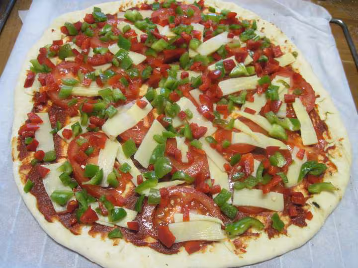 Pizza au jambon cru et tranches de bambou