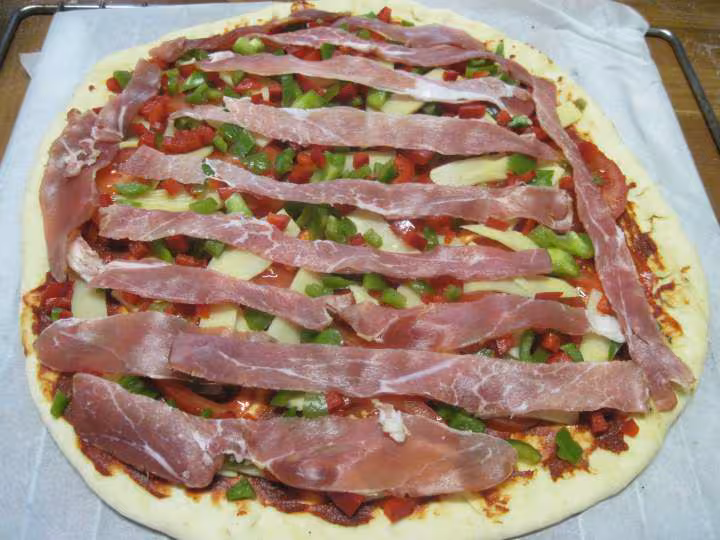Pizza au jambon cru et tranches de bambou