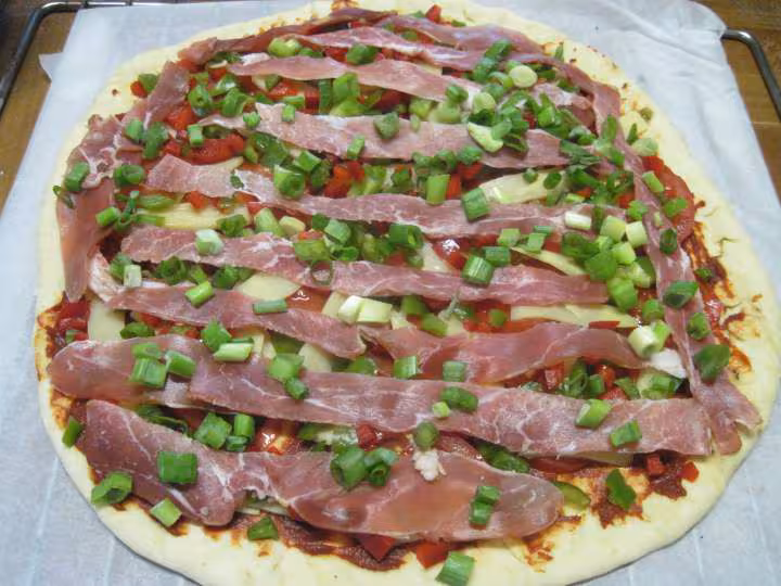 Pizza au jambon cru et tranches de bambou