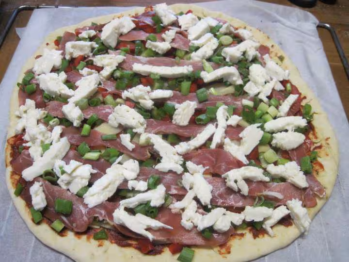 Pizza au jambon cru et tranches de bambou